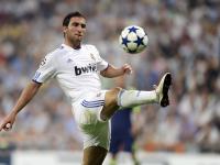 FB体育APP-迪巴拉魔力全开！黄潜艇连击压制红魔，个人才华与团队纪律的完美胜利