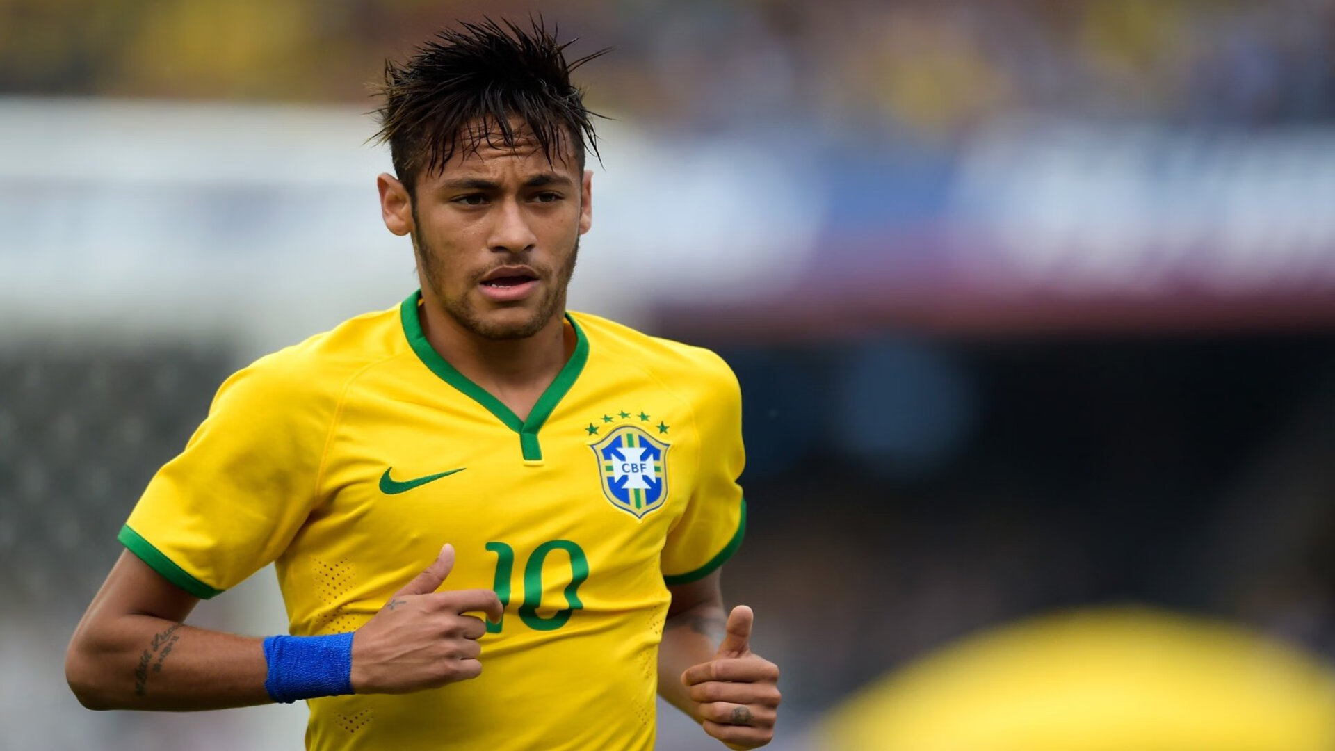 弗拉霍维奇彻底打爆防线，F1街道赛之夜的足球启示