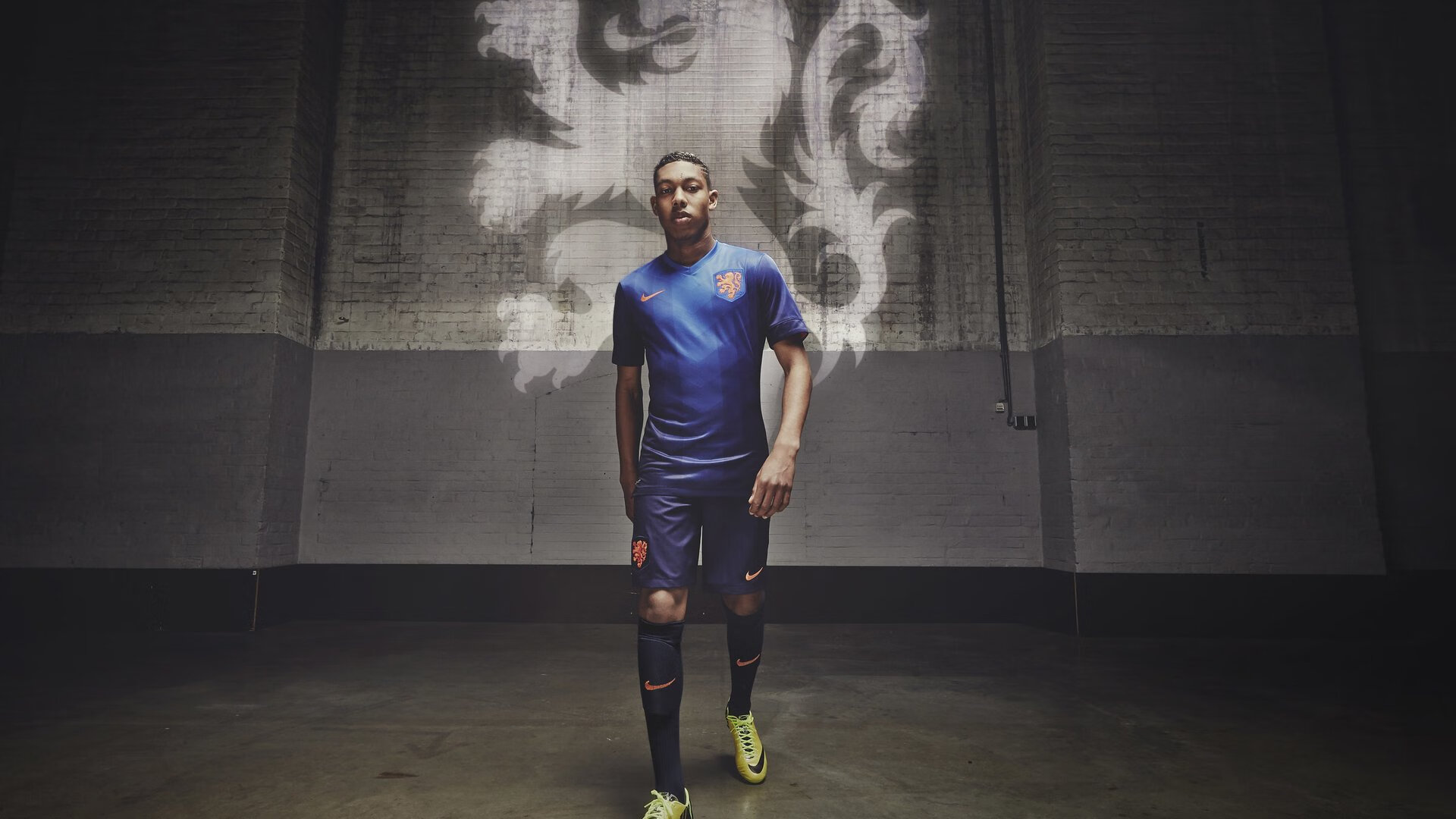 当平行宇宙碰撞，伊拉克铁骑踏平芬兰，阿圭罗在奥运关键战接管比赛