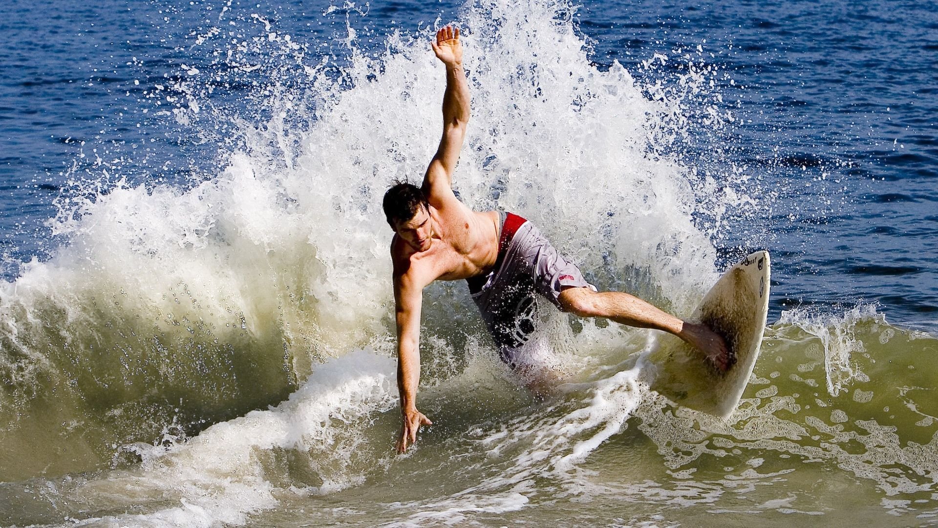 赛场奇迹日，南非加时绝杀喀麦隆，弗拉霍维奇F1争冠战上演赛道接管
