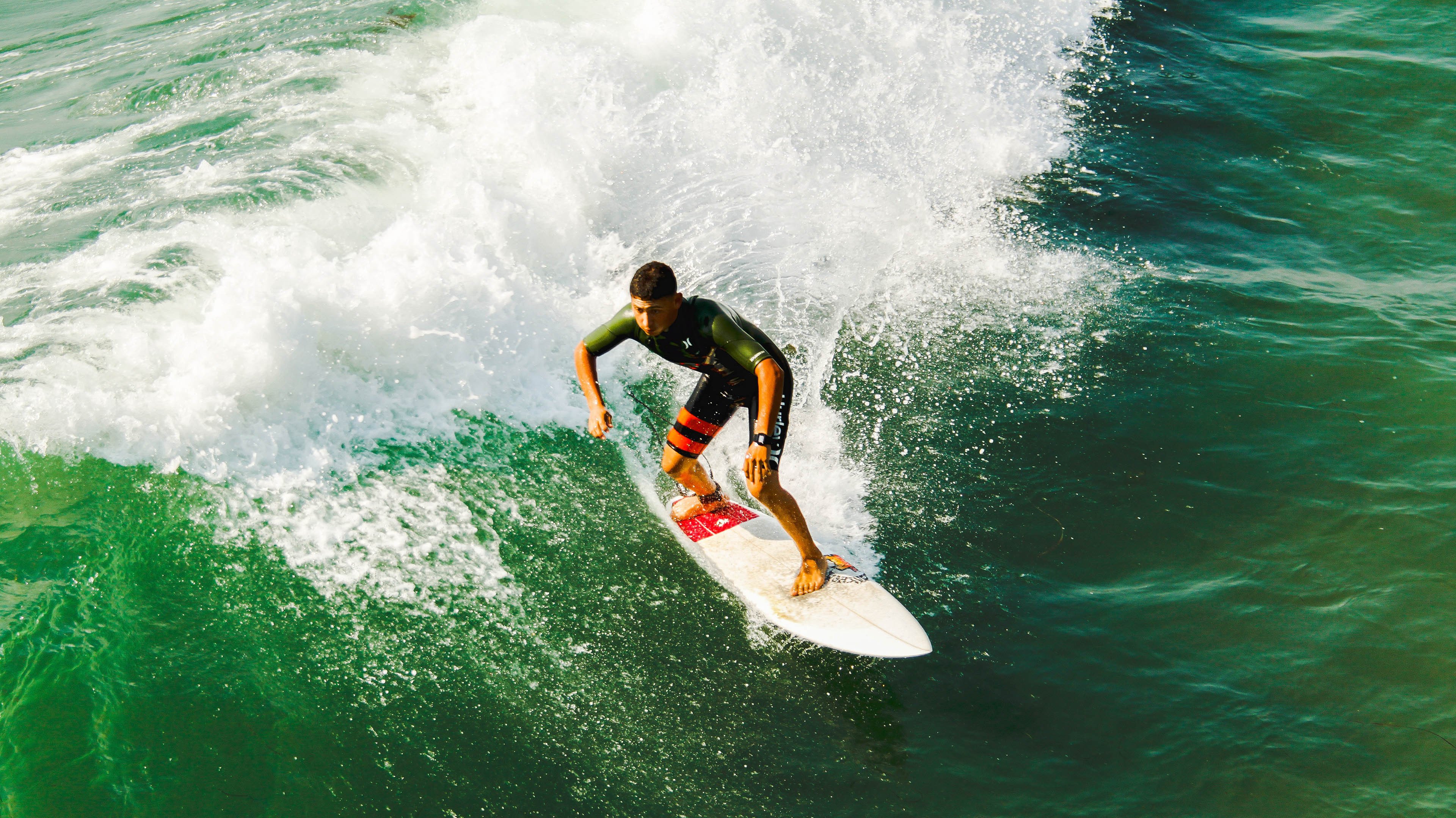 赛道奇迹，雷诺车队绝杀红牛二队，周冠宇带队取胜